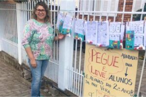 Professora cria varal de atividades para alunos que não tem acesso às aulas online