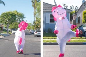 Professora de veste de unicórnio para comemorar aniversário de aluno autista