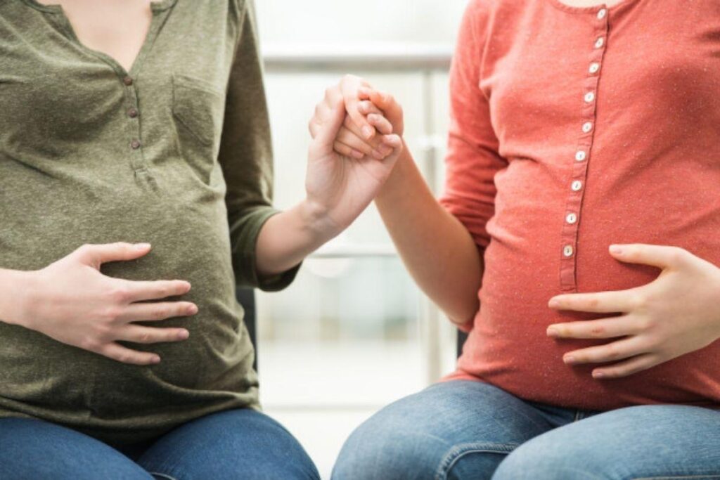 Irmãs gêmeas tem bebês com minutos de diferença