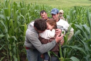 Criança de um ano é encontrada após ficar mais de 16 horas perdida em milharal