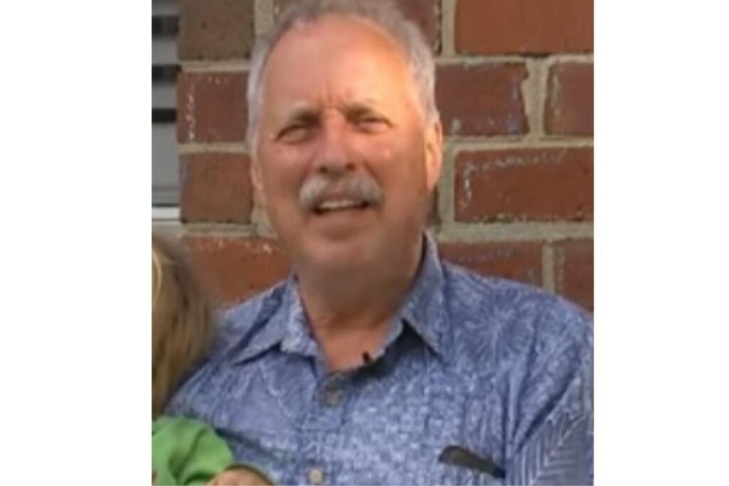 Avô e neto se juntam para distribuir a quantia de bicicleta