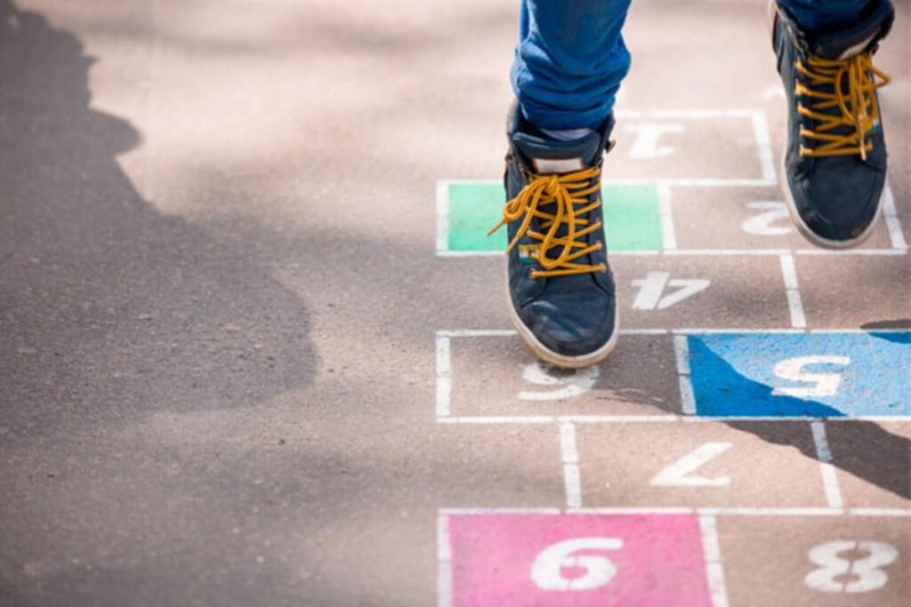 Veja brincadeiras para fazer em casa com o seu filho