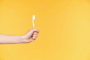 Menino usa escova de dentes para limpar vaso sanitário