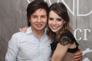 Xororó conserta boneco de Theo, filho de Sandy