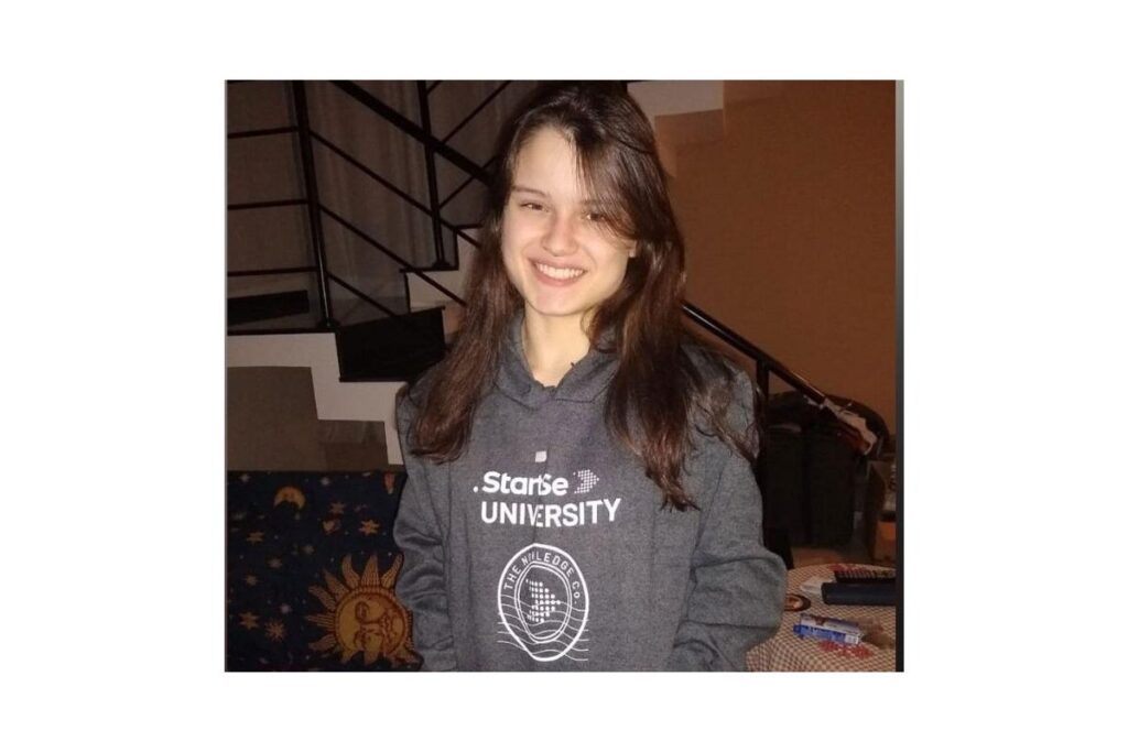 A menina ganhou uma bolsa de estudos depois que o vídeo viralizou