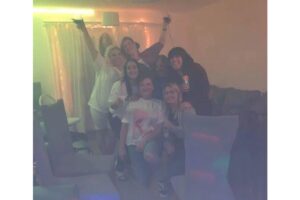 Mãe acredita ter visto fantasma em foto com amigas e agora não consegue dormir