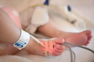 Bebê sobrevive após transplante de coração de doador com parada cardíaca e tipo sanguíneo incompatível