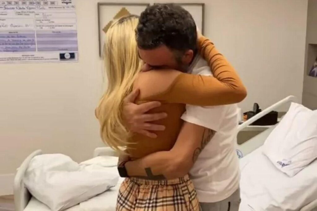 Viih Tube reencontra pai em hospital