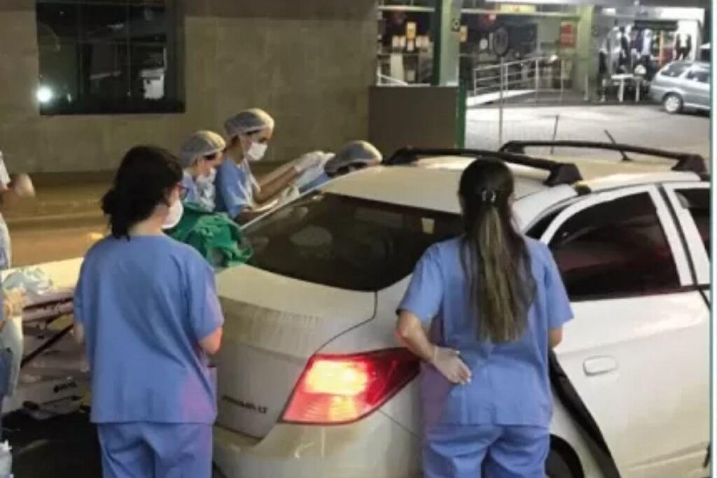 Mãe dá à luz em carro