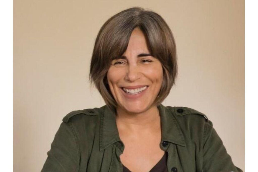 Glória Pires compartilha foto rara ao lado da irmã mais velha e se declara: “Te amo muito”