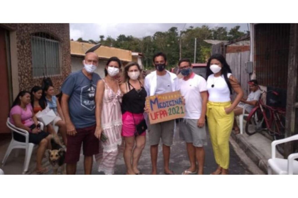 Adailson celebra a conquista ao lado de uma amiga, aprovada em direito