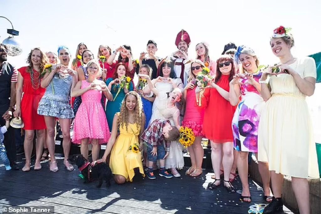 Mulher que se casou consigo mesma fala da importância de amor próprio para a relação de casal