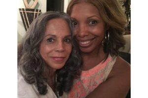 Mulher encontra mãe biológica após 50 anos separadas