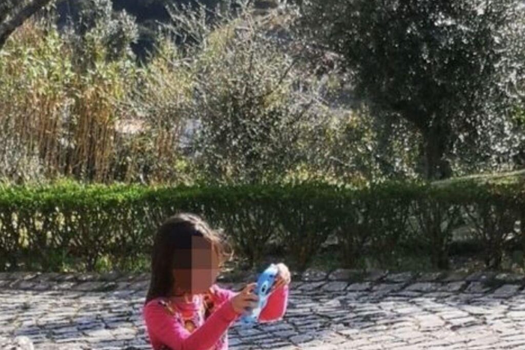 Mãe compartilha foto da filha ‘entrando’ no chão