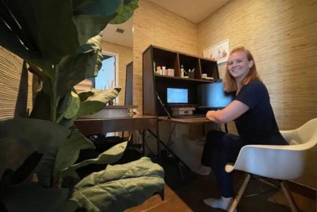 Mãe transforma banheiro em escritório para evitar que filhos atrapalhem o home office e divide opiniões