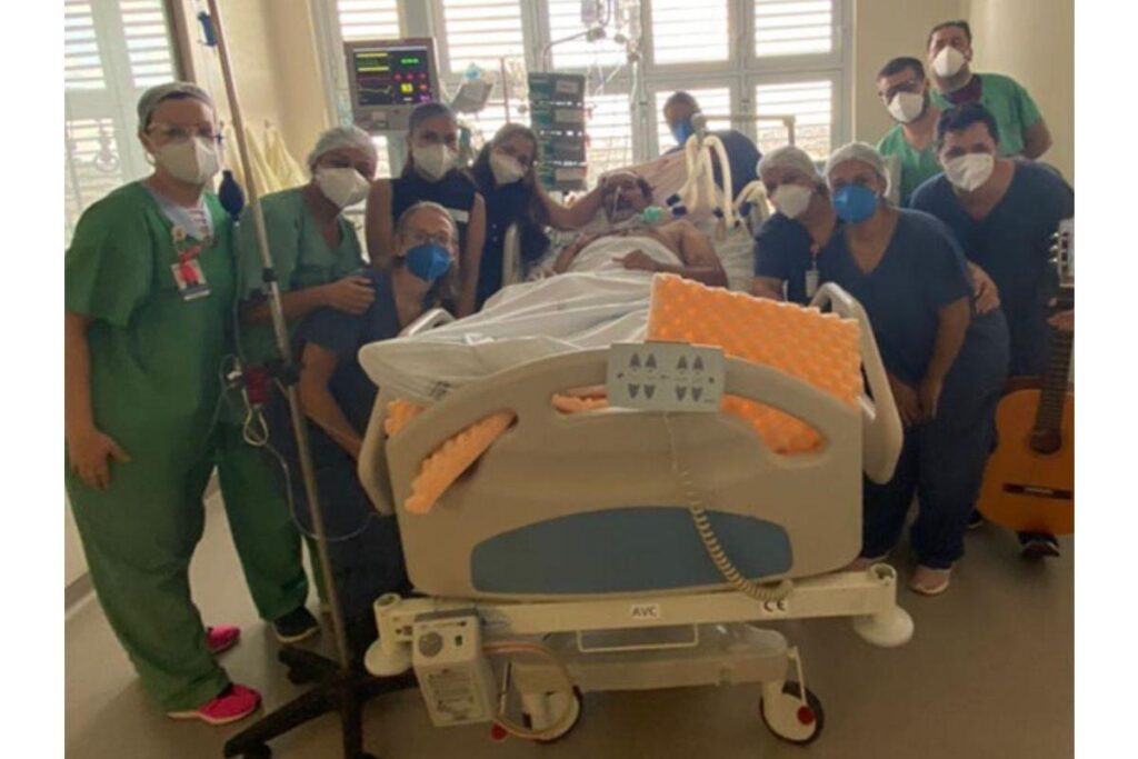 Equipe médica prepara visita e serenata para celebrar aniversário de casamento de paciente com covid-19