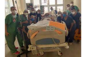 Equipe médica prepara visita e serenata para celebrar aniversário de casamento de paciente com covid-19