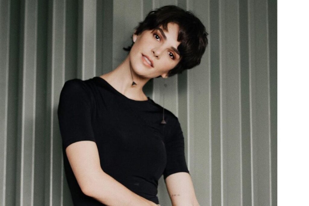 Monica Benini posa no quarto mês de gravidez