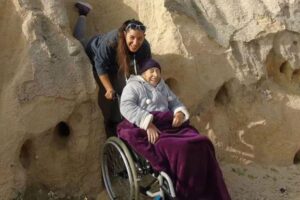 Neta leva avó de mais de 100 anos para viajar pela Europa em um trailer