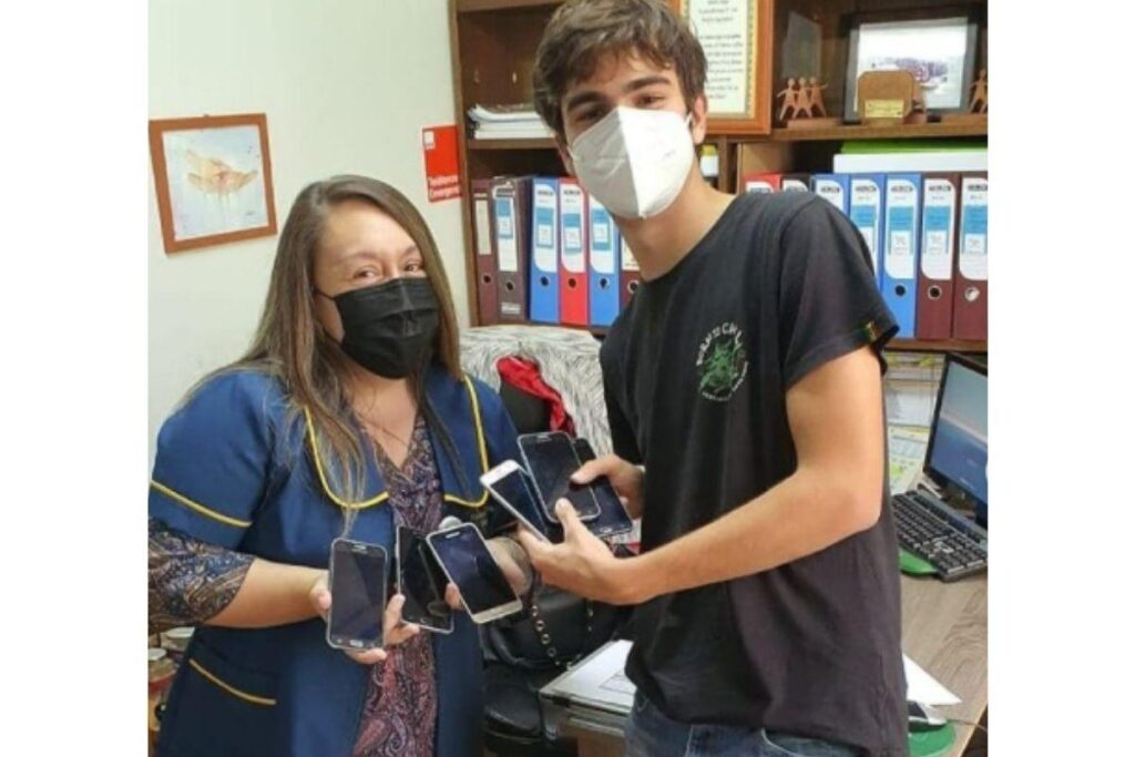 Jovem conserta celulares usados e doa para crianças sem acesso às aulas online