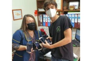Jovem conserta celulares usados e doa para crianças sem acesso às aulas online