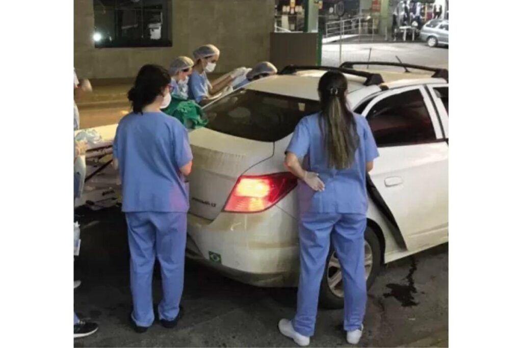 Recém-nascido de 4kg nasce dentro de carro em frente à maternidade e hospital brinca