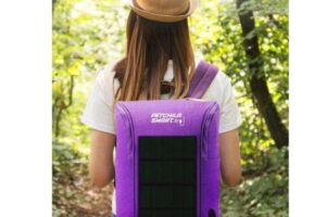 A mochila é feita com garrafas recicladas