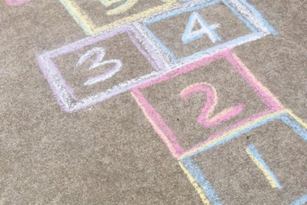 A amarelinha, além de divertir, treina equilíbrio, coordenação motora e estratégia