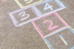 A amarelinha, além de divertir, treina equilíbrio, coordenação motora e estratégia