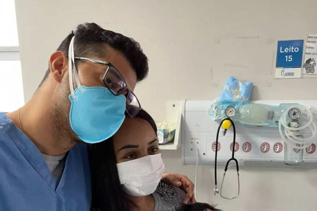 Recém nascido recebe alta após 18 dias intubado com covid-19