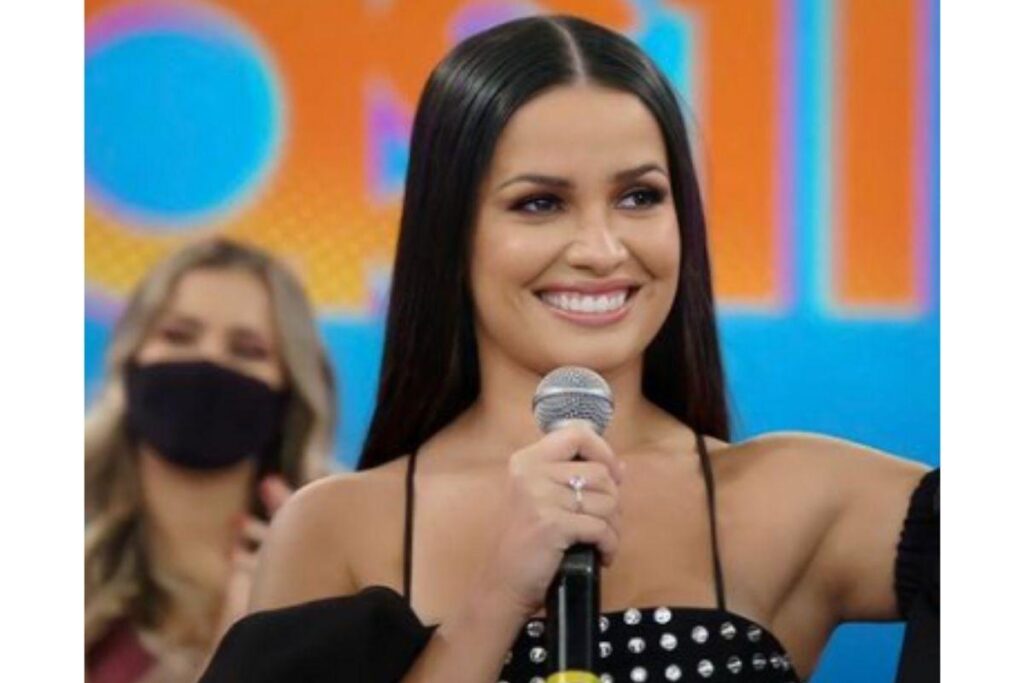 Juliette aparece em momento de carinho com filha de segurança