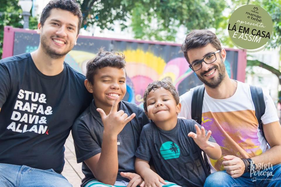 Rafael e Luciano compartilharam todo o processo de adoção a partir do blog, Dois Pais