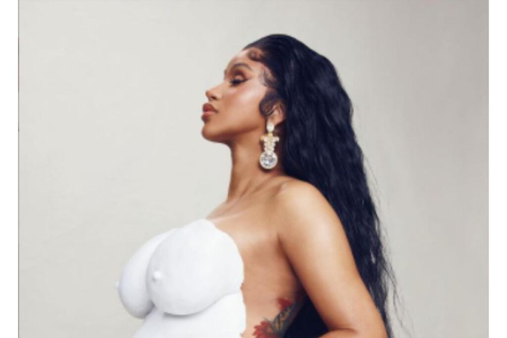 Cardi B também fez p anúncio no Instagram