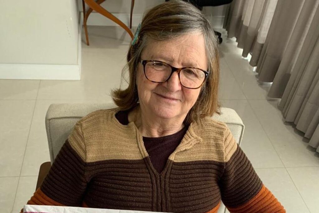 Avó presenteia a neta com um kit de tuppeware