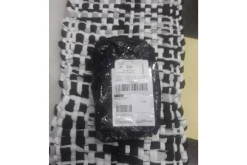 Pai recebe tapete xadrez em vez de celular que comprou para o filho pela Internet