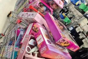 Mãe compartilha compra de mais de R$ 5 mil em brinquedos para filha e divide opiniões