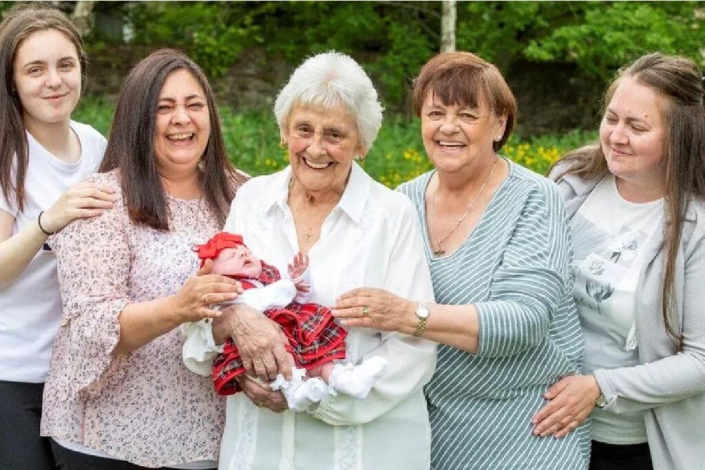 Uma mulher comemorou por poder reunir seis gerações da família