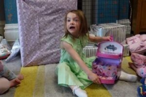 Casal com 22 filhos mostra pilha de presentes que comprou de aniversário para filha de 6 anos