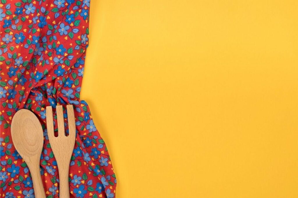 A malnutrição infantil, ou desnutrição, é causada pela falta de alimentação adequada, ingestão em excesso de alimentos pouco saudáveis ou má absorção de nutrientes