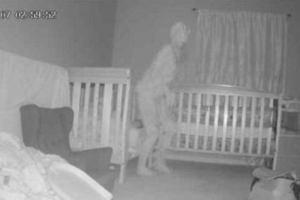 Câmera flagra vulto em quarto de crianças