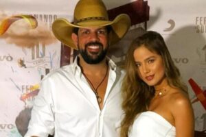 O casal anunciou a notícia nas redes sociais