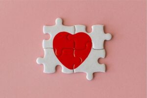 Conheça as 5 linguagens do amor e confira dicas de como demonstrar cada uma delas