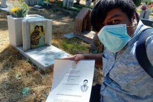 Menino leva diploma para a lápide do pai