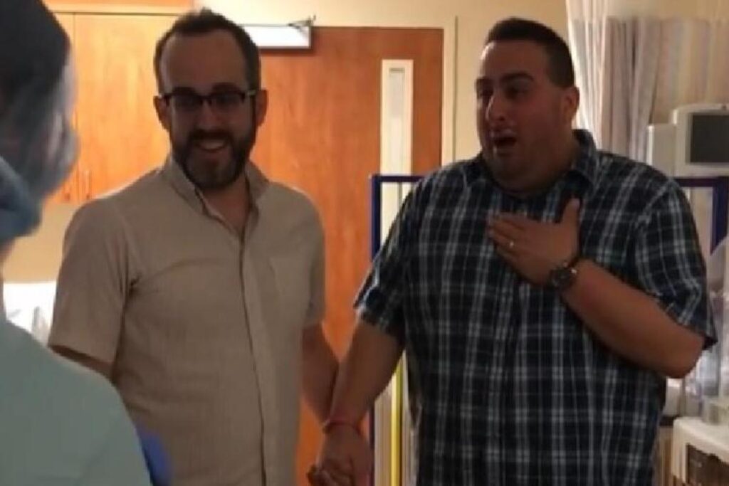 Ben e Aaron comemoram a chegada da primeira filha em vídeo emocionante