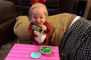 Menina de dois anos tem tamanho de recém-nescida