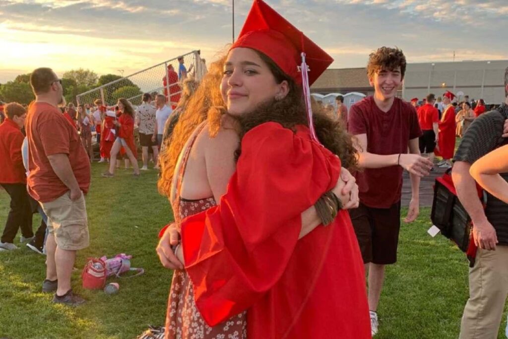 Professores decidiram fazer uma surpresa para os alunos durante a formatura, e a mãe de uma das formandas exaltou a atitude