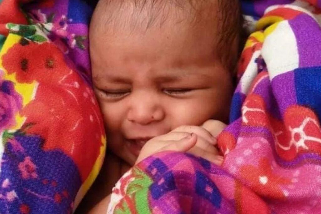 Bebê recém-nascida é resgatada flutuando em caixa no rio Ganges, na Índia