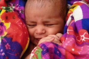 Bebê recém-nascida é resgatada flutuando em caixa no rio Ganges, na Índia