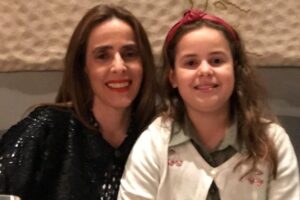 Andrea é mãe solo de Adriana, sua filha única