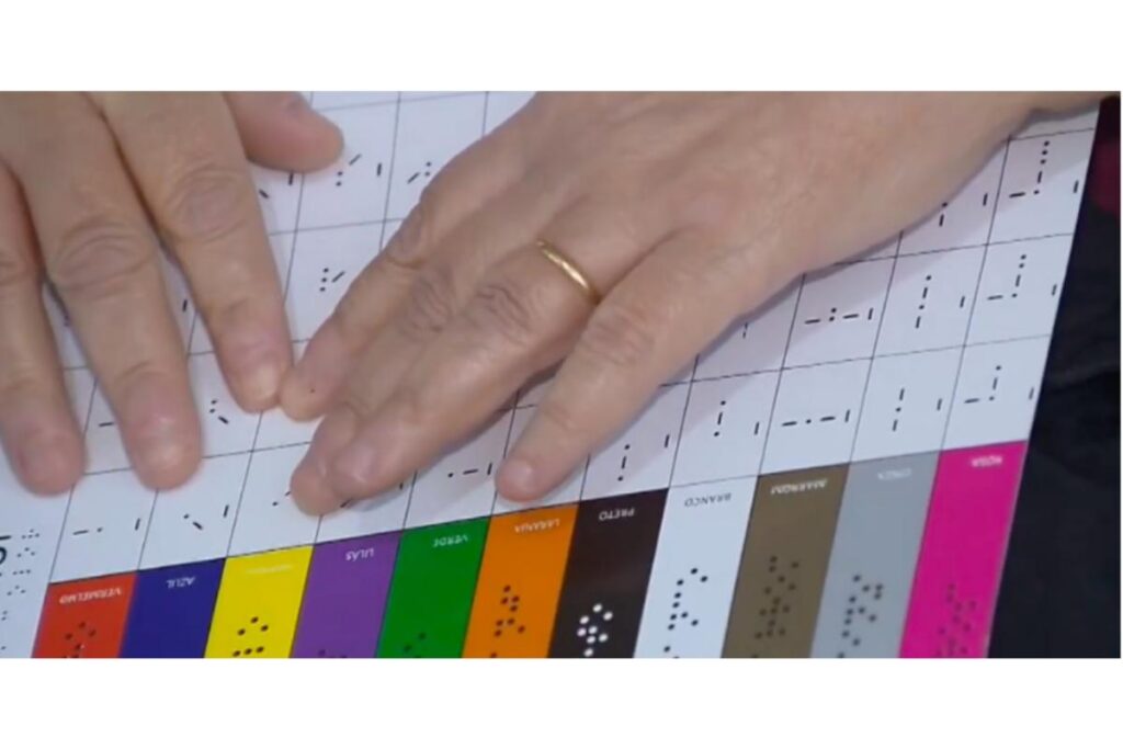 Os adesivos foram desenvolvidos através de uma combinação do estudo das cores com o braile